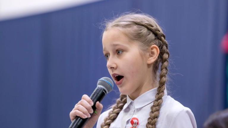 wspolne spiewanie piesni patriotycznych młodziezy wielickich szkol podstawowych Solne_Miasto-021.jpg