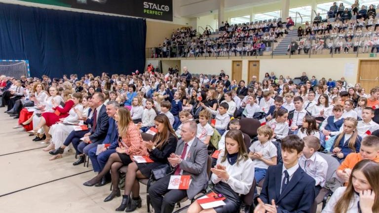 wspolne spiewanie piesni patriotycznych młodziezy wielickich szkol podstawowych Solne_Miasto-022.jpg