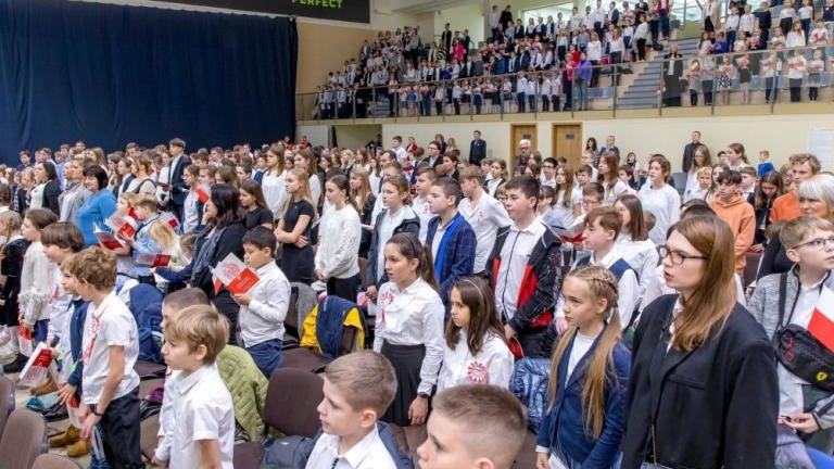wspolne spiewanie piesni patriotycznych młodziezy wielickich szkol podstawowych Solne_Miasto-025.jpg