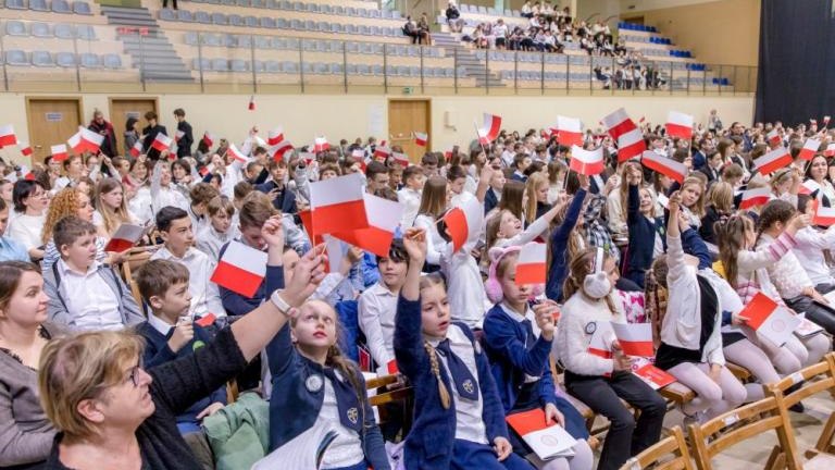 wspolne spiewanie piesni patriotycznych młodziezy wielickich szkol podstawowych Solne_Miasto-026.jpg