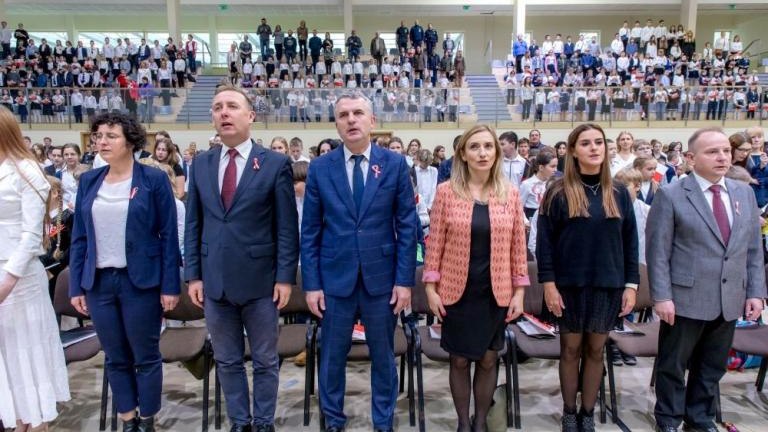 wspolne spiewanie piesni patriotycznych młodziezy wielickich szkol podstawowych Solne_Miasto-027.jpg