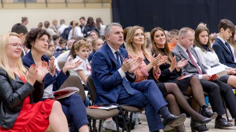 wspolne spiewanie piesni patriotycznych młodziezy wielickich szkol podstawowych Solne_Miasto-029.jpg