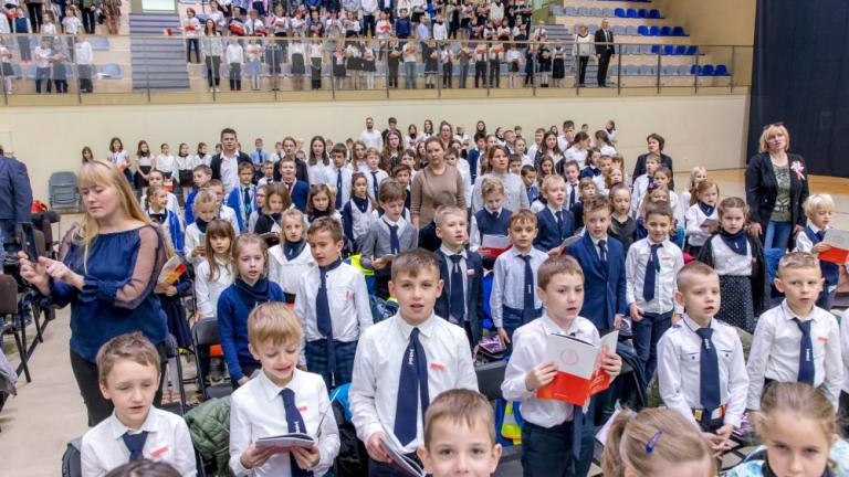 wspolne spiewanie piesni patriotycznych młodziezy wielickich szkol podstawowych Solne_Miasto-031.jpg