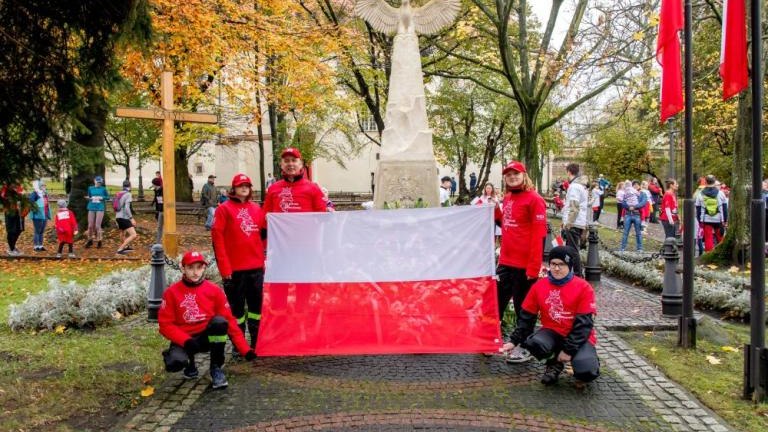 wspolne spiewanie piesni patriotycznych XX Wielicki Bieg Niepodległości Solne_Miasto Wieliczka-002.jpg