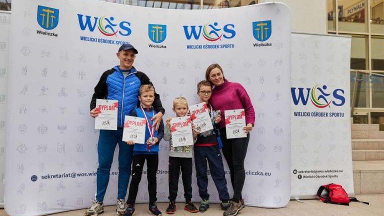 wspolne spiewanie piesni patriotycznych XX Wielicki Bieg Niepodległości Solne_Miasto Wieliczka-006.jpg
