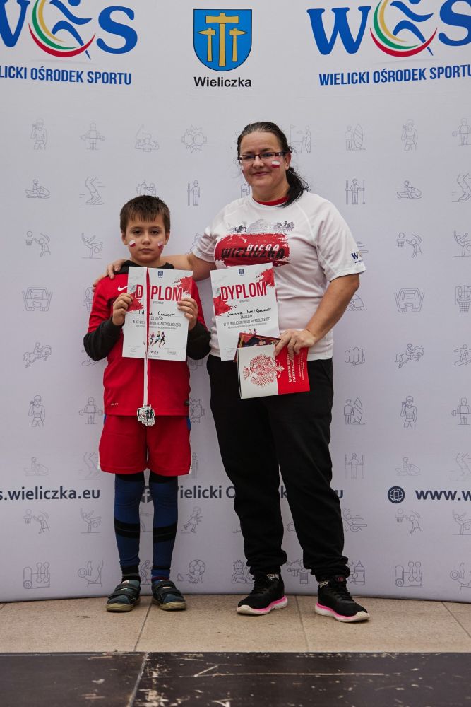 wspolne spiewanie piesni patriotycznych XX Wielicki Bieg Niepodległości Solne_Miasto Wieliczka-007.jpg