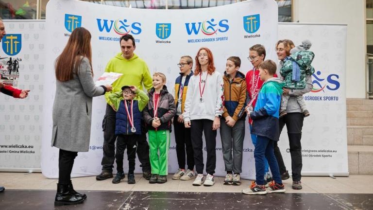 wspolne spiewanie piesni patriotycznych XX Wielicki Bieg Niepodległości Solne_Miasto Wieliczka-019.jpg