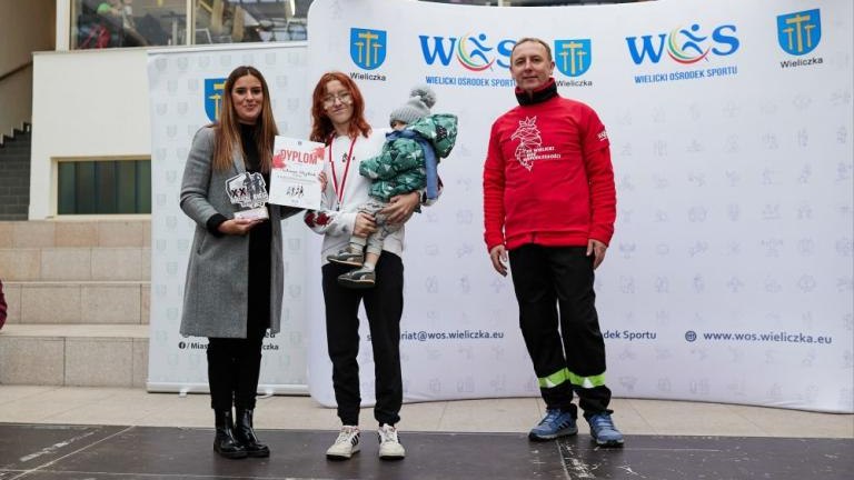 wspolne spiewanie piesni patriotycznych XX Wielicki Bieg Niepodległości Solne_Miasto Wieliczka-024.jpg