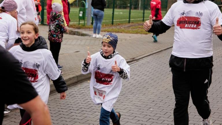 wspolne spiewanie piesni patriotycznych XX Wielicki Bieg Niepodległości Solne_Miasto Wieliczka-037.jpg
