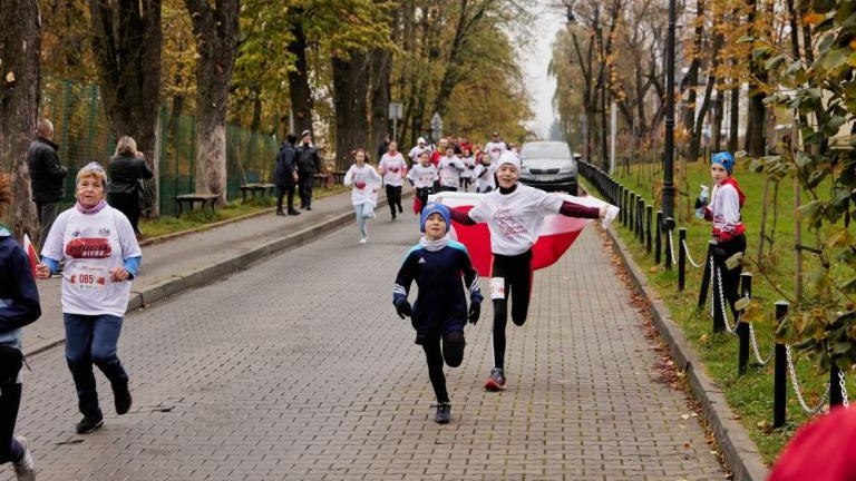 wspolne spiewanie piesni patriotycznych XX Wielicki Bieg Niepodległości Solne_Miasto Wieliczka-038.jpg