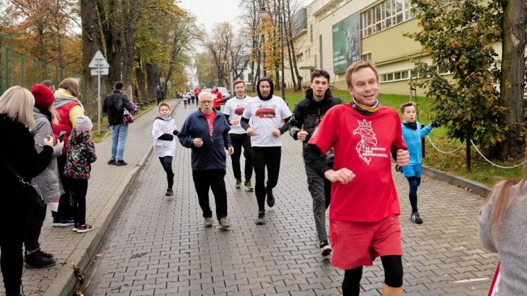 wspolne spiewanie piesni patriotycznych XX Wielicki Bieg Niepodległości Solne_Miasto Wieliczka-042.jpg