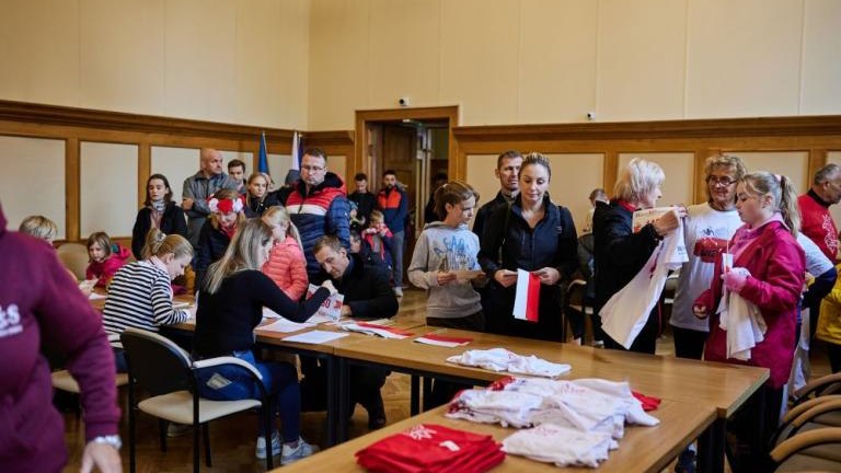 wspolne spiewanie piesni patriotycznych XX Wielicki Bieg Niepodległości Solne_Miasto Wieliczka-045.jpg