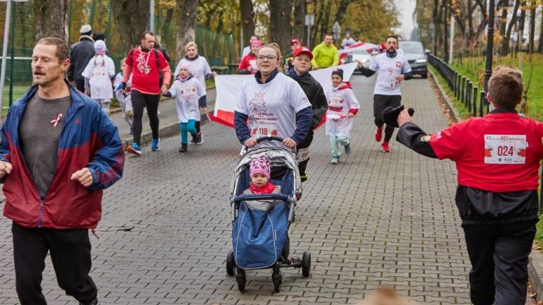wspolne spiewanie piesni patriotycznych XX Wielicki Bieg Niepodległości Solne_Miasto Wieliczka-048.jpg