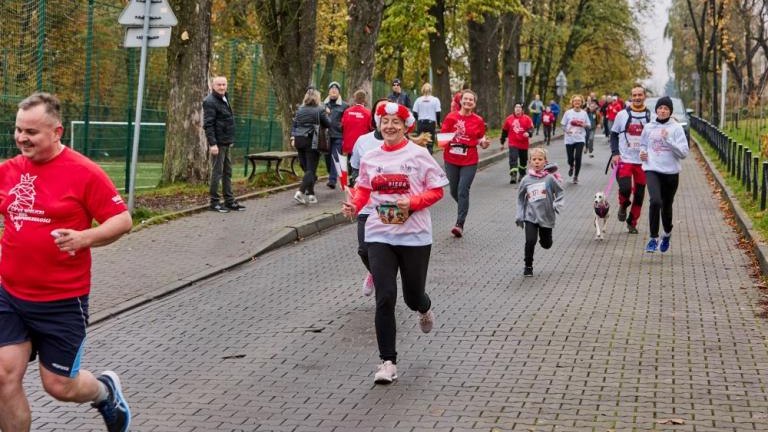 wspolne spiewanie piesni patriotycznych XX Wielicki Bieg Niepodległości Solne_Miasto Wieliczka-049.jpg