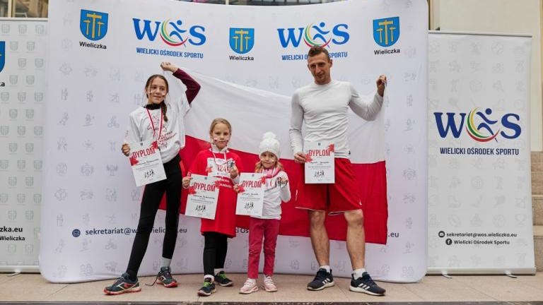 wspolne spiewanie piesni patriotycznych XX Wielicki Bieg Niepodległości Solne_Miasto Wieliczka-050.jpg