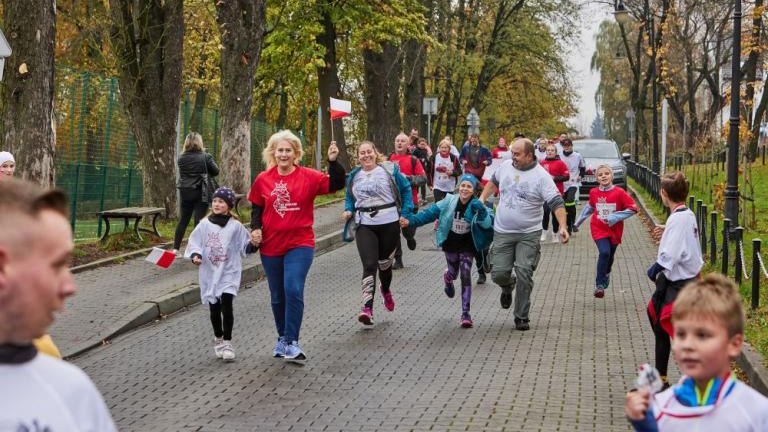 wspolne spiewanie piesni patriotycznych XX Wielicki Bieg Niepodległości Solne_Miasto Wieliczka-053.jpg