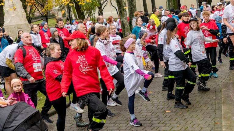 wspolne spiewanie piesni patriotycznych XX Wielicki Bieg Niepodległości Solne_Miasto Wieliczka-056.jpg