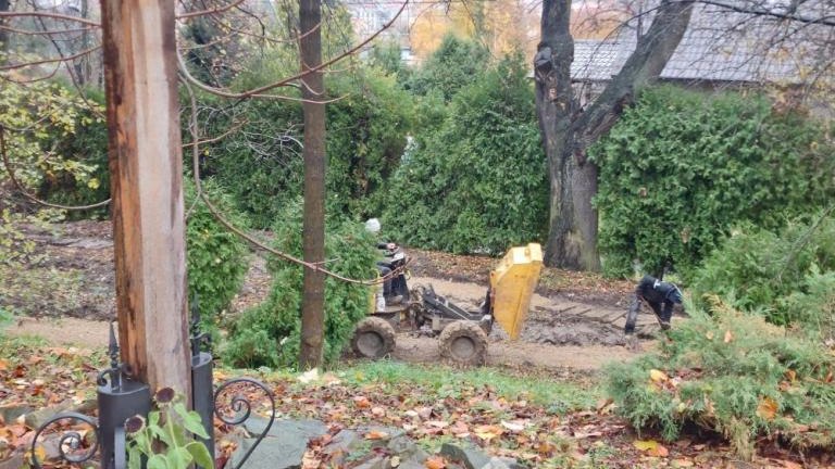rewitalizacja zieleni parku przy kosciele sw Sebastiana w Wieliczce_1.jpg