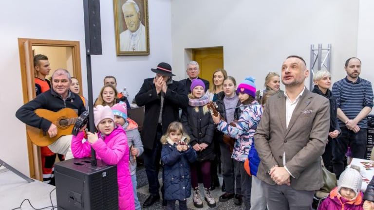 Spotkanie przy Wigilijnym Stole z potrzebujacymi w Wieliczce-036.jpg