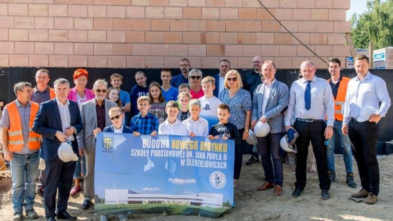 blisko 26 milionow zlotych na rozbudowe Szkoly Podstawowej wraz z infrastruktura drogowa w sledziejowicach-001.jpg