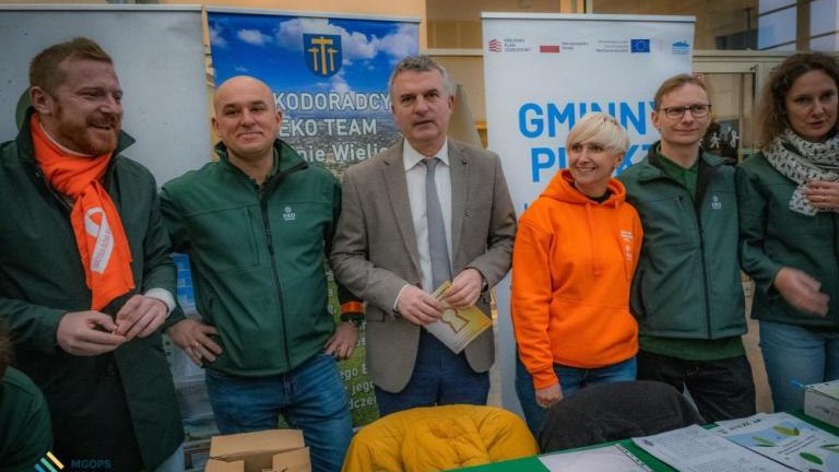 6. Ekodoradcy wraz z partnerami i ... Burmistrzem.jpg