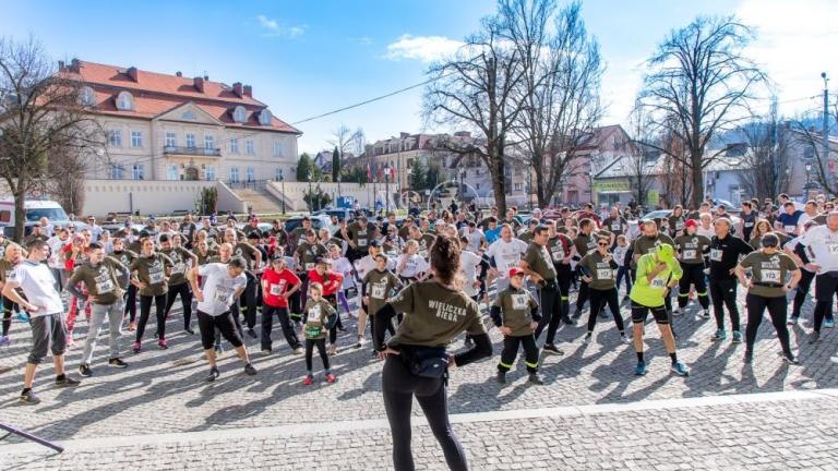 Bieg Tropem Wilczym - rekordowe 350 osob na linii startu-001.jpg