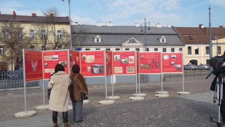 otwarcie wystawy Powstanie_Krakowskie - Historia_i_Pamiec w Krakowie na Rynku Podgórskim-004.jpg