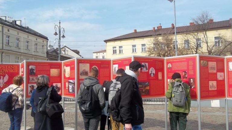 otwarcie wystawy Powstanie_Krakowskie - Historia_i_Pamiec w Krakowie na Rynku Podgórskim-006.jpg