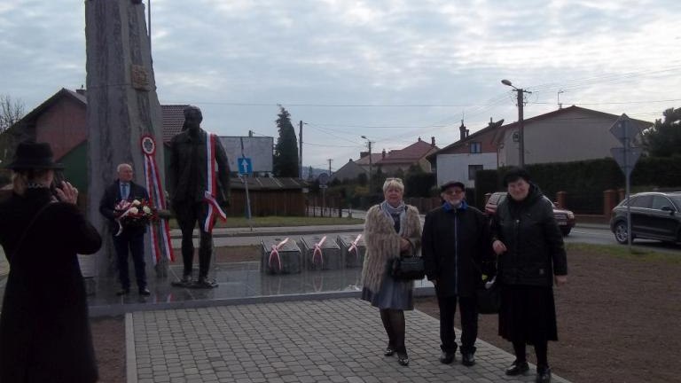 odsloniecie pomnika majora Ludwika Marszalka ps Zbroja  1912-1948 oraz zolnierzy niezlomnych-002.jpg