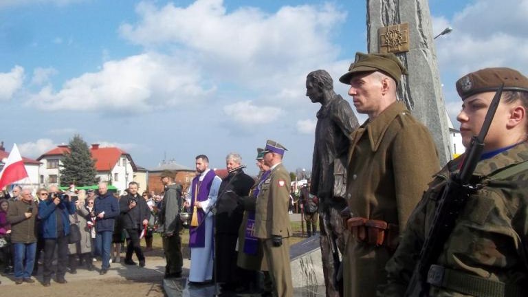 odsloniecie pomnika majora Ludwika Marszalka ps Zbroja  1912-1948 oraz zolnierzy niezlomnych-008.jpg