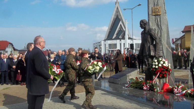 odsloniecie pomnika majora Ludwika Marszalka ps Zbroja  1912-1948 oraz zolnierzy niezlomnych-009.jpg