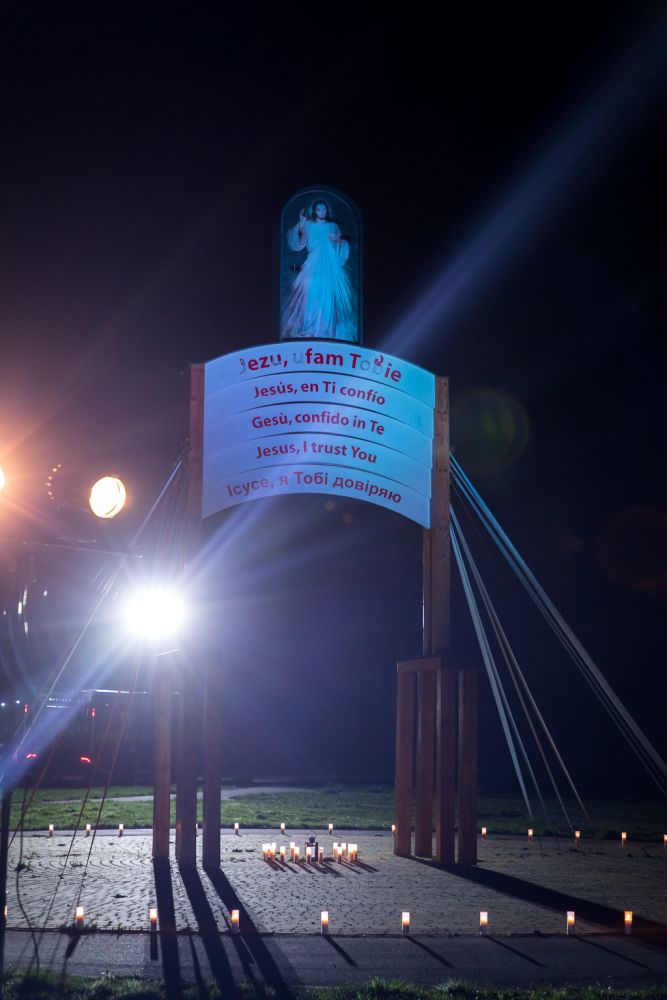 modlitwa o pokoj na Campus Misericordiae-Pole Milosierdzia-002.jpg