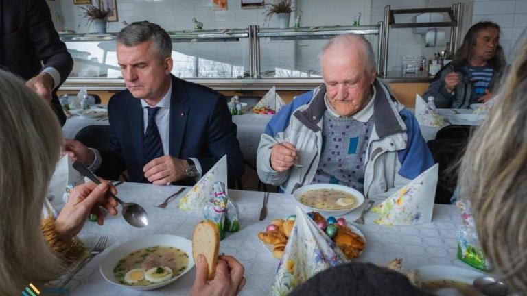 Wielkanocny posiłek z potrzebującymi-004.jpg