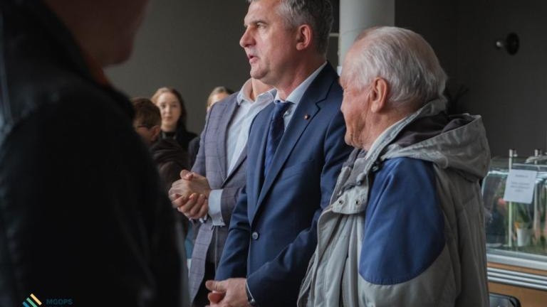 Wielkanocny posiłek z potrzebującymi-008.jpg