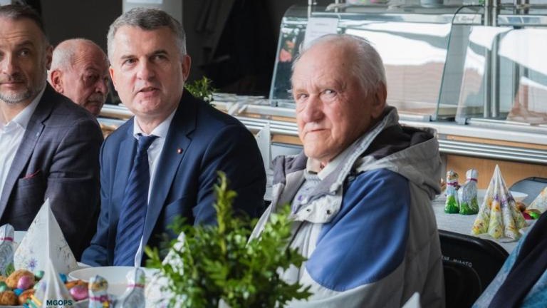 Wielkanocny posiłek z potrzebującymi-011.jpg