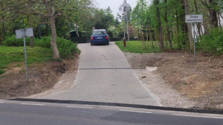 Bezpieczny wjazd na parking przy Stok pod Baranem Wieliczka-004.jpg