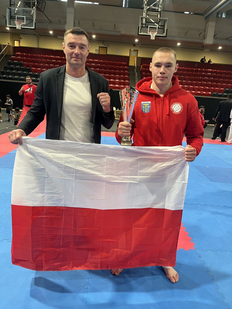 Wieliczanin na podium Mistrzostw Świata Full Contakt Karate w Montrealu-004.jpg