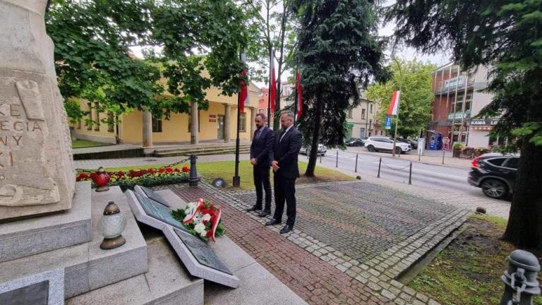 35. rocznica częściowo wolnych wyborów parlamentarnych_Wieliczka pomnik odrodzenia Polski.jpg