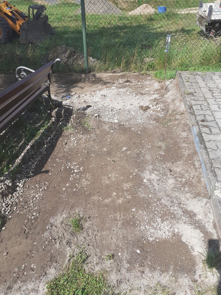 budowa chodnika laczacego istniejace place zabaw w Bogucicach_1.jpg