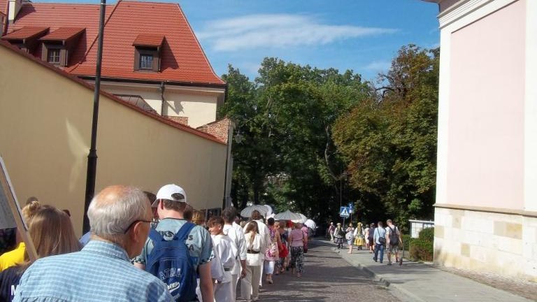 korowod rozpoczynajacy Dni Sw Kingi z delegacja Stowarzyszenia Klub Przyjaciol Wieliczki-001.jpg