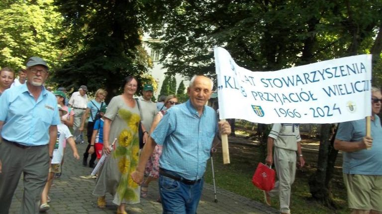 korowod rozpoczynajacy Dni Sw Kingi z delegacja Stowarzyszenia Klub Przyjaciol Wieliczki-002.jpg