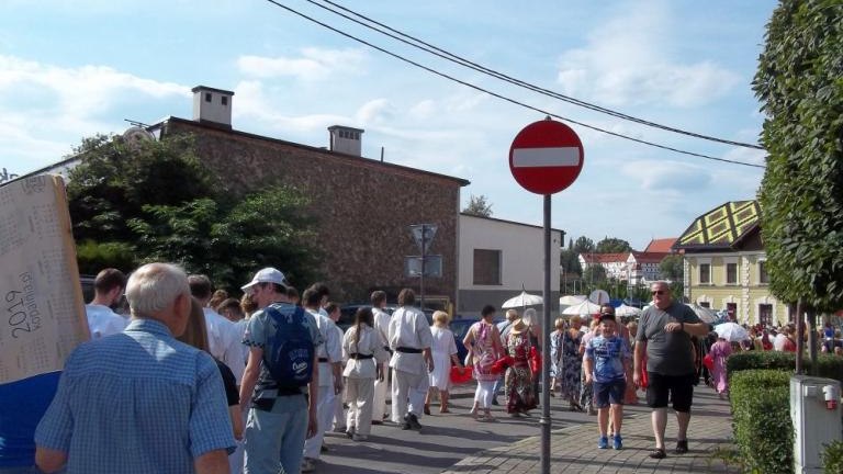 korowod rozpoczynajacy Dni Sw Kingi z delegacja Stowarzyszenia Klub Przyjaciol Wieliczki-003.jpg