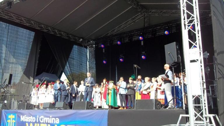 korowod rozpoczynajacy Dni Sw Kingi z delegacja Stowarzyszenia Klub Przyjaciol Wieliczki-004.jpg
