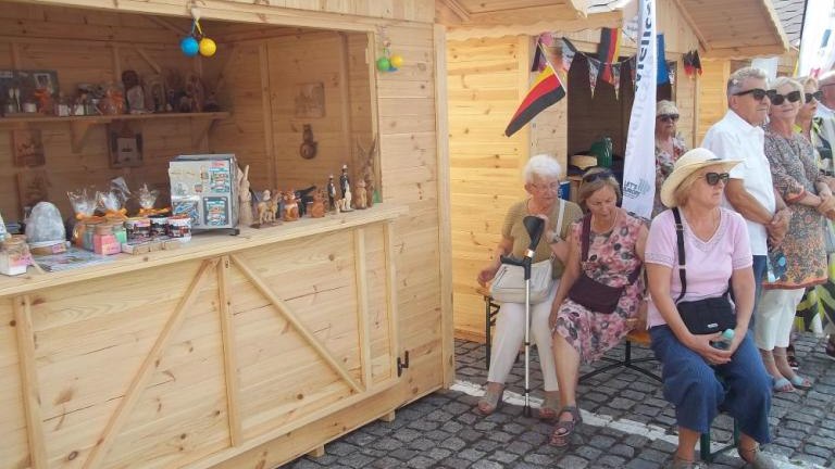 korowod rozpoczynajacy Dni Sw Kingi z delegacja Stowarzyszenia Klub Przyjaciol Wieliczki-005.jpg
