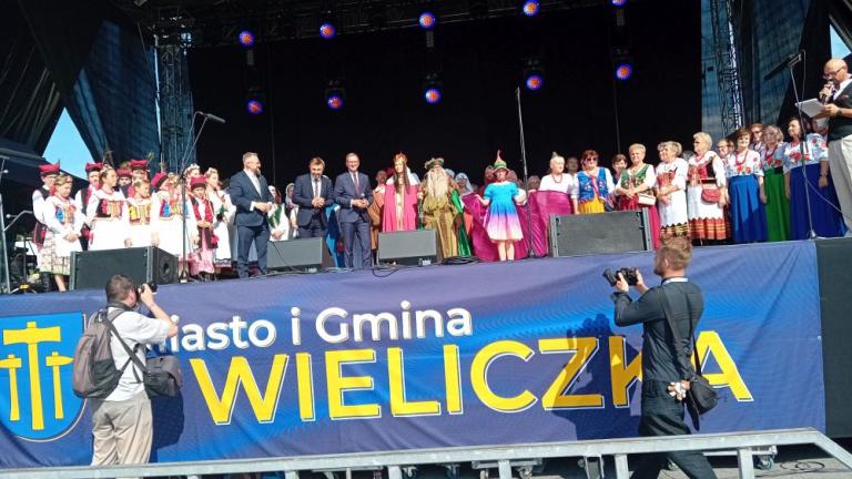 korowod rozpoczynajacy Dni Sw Kingi z delegacja Stowarzyszenia Klub Przyjaciol Wieliczki-007.jpg