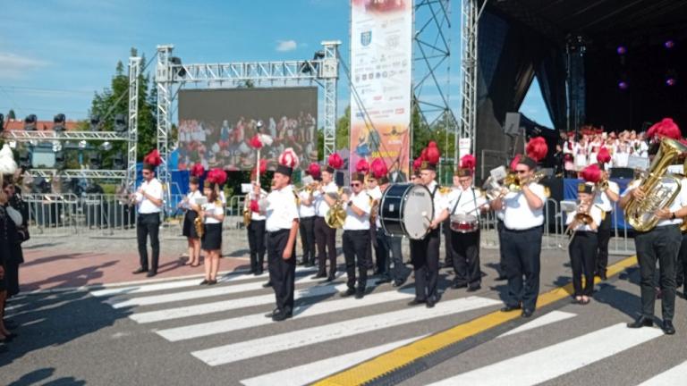 korowod rozpoczynajacy Dni Sw Kingi z delegacja Stowarzyszenia Klub Przyjaciol Wieliczki-008.jpg