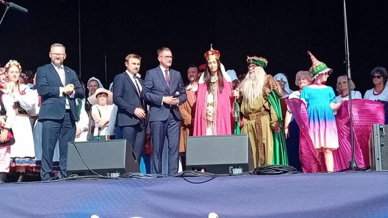 korowod rozpoczynajacy Dni Sw Kingi z delegacja Stowarzyszenia Klub Przyjaciol Wieliczki-010.jpg