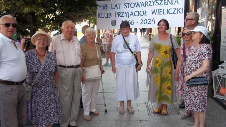 korowod rozpoczynajacy Dni Sw Kingi z delegacja Stowarzyszenia Klub Przyjaciol Wieliczki-013.jpg