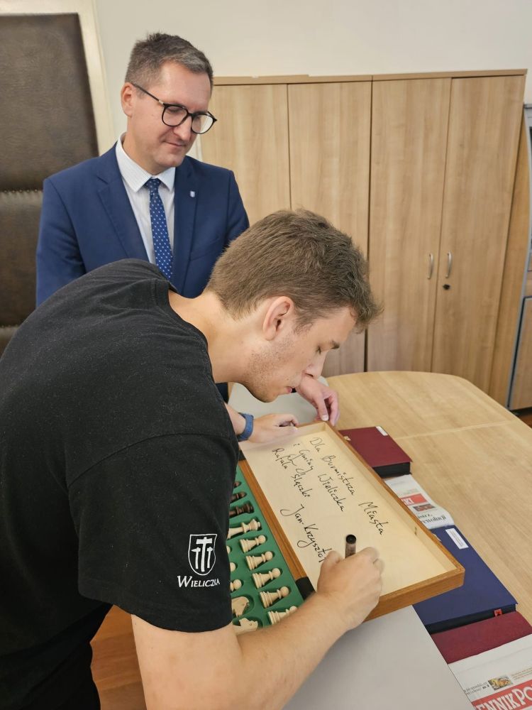arcymistrz szachowy Jan Krzysztof Duda z w Wielickim Magistracie-005.jpg
