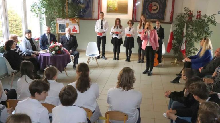 uroczystosc ku pamięci 10 Polakow zastrzelonych przez Niemcow przy ul H. Sienkiewicza 6 listopada 943 r -008.jpg